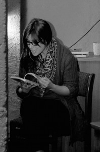 Laurence Morisot en pleine lecture. [©Sandra Hildebrandt]